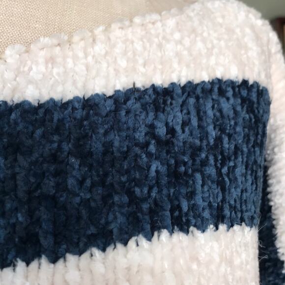 Cropped oversized chenille sweater - Picture 2 of 7